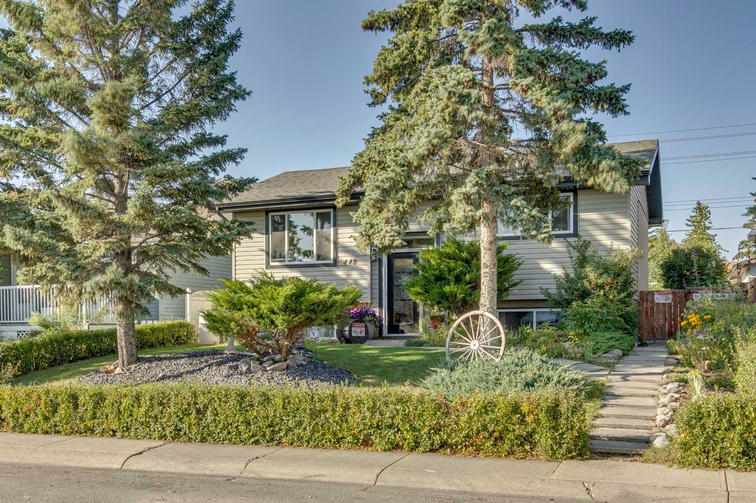 448 Malvern Close NE, Calgary, AB T2A 4W8