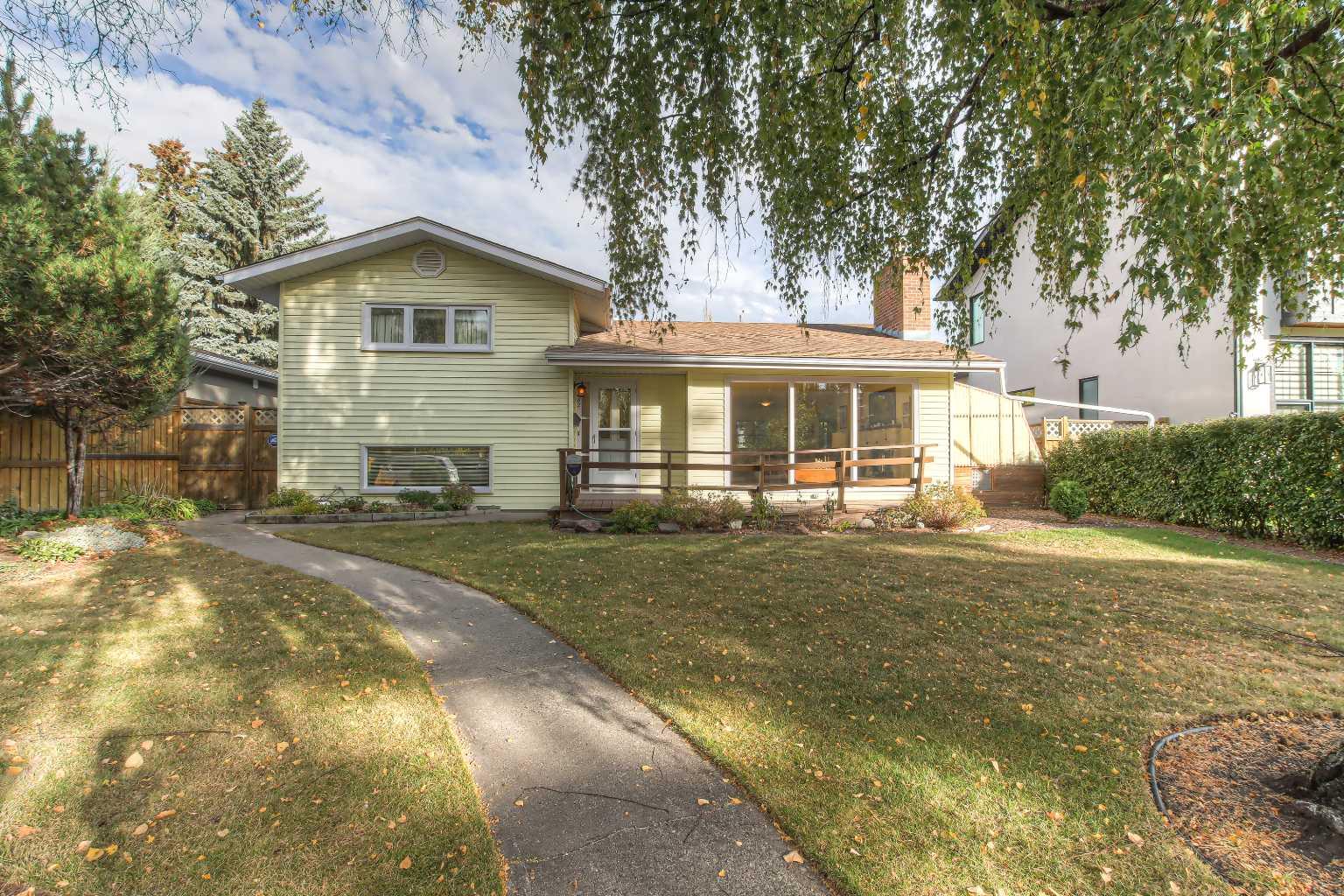 82 Wedgewood Dr SW, Calgary, AB T3C 3G6