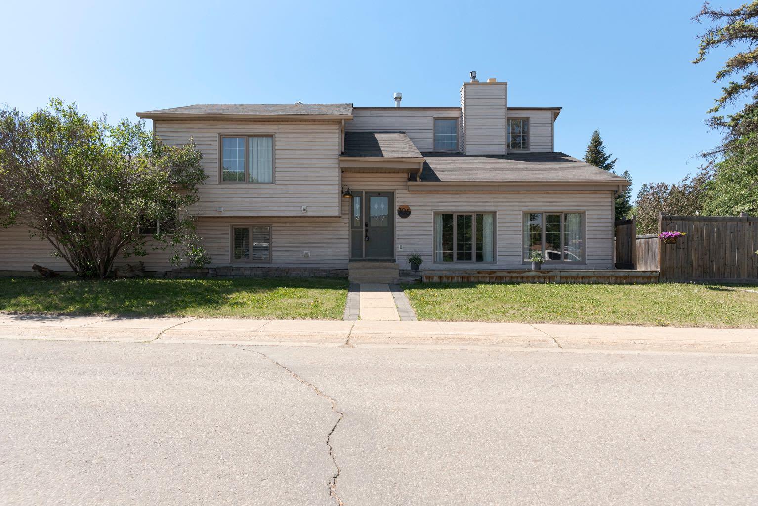 105 Whiteoak Gdn, Fort Mcmurray, AB T9K 1A7