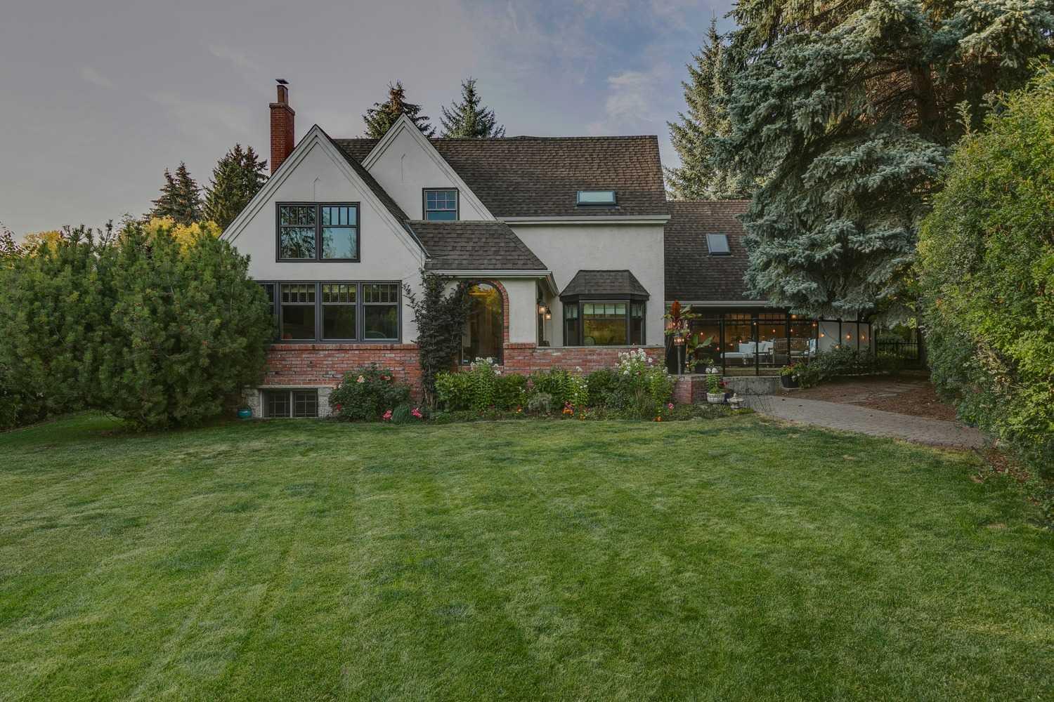 2409 Carleton St SW, Calgary, AB T2T 3K6