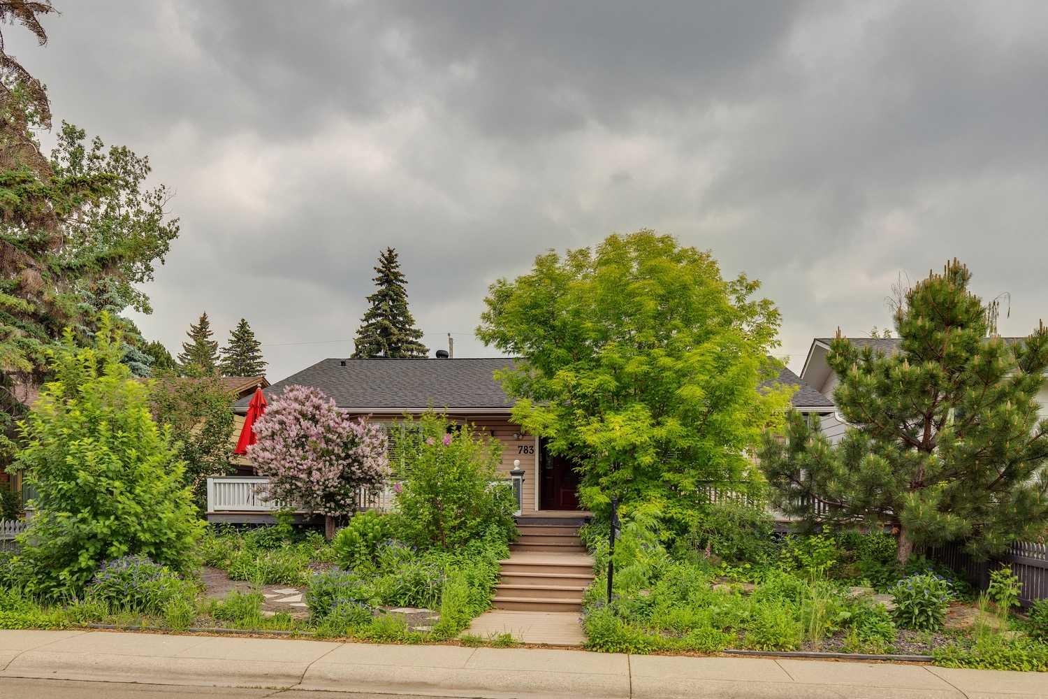783 Lake Twintree Cres SE, Calgary, AB T2J 2W2