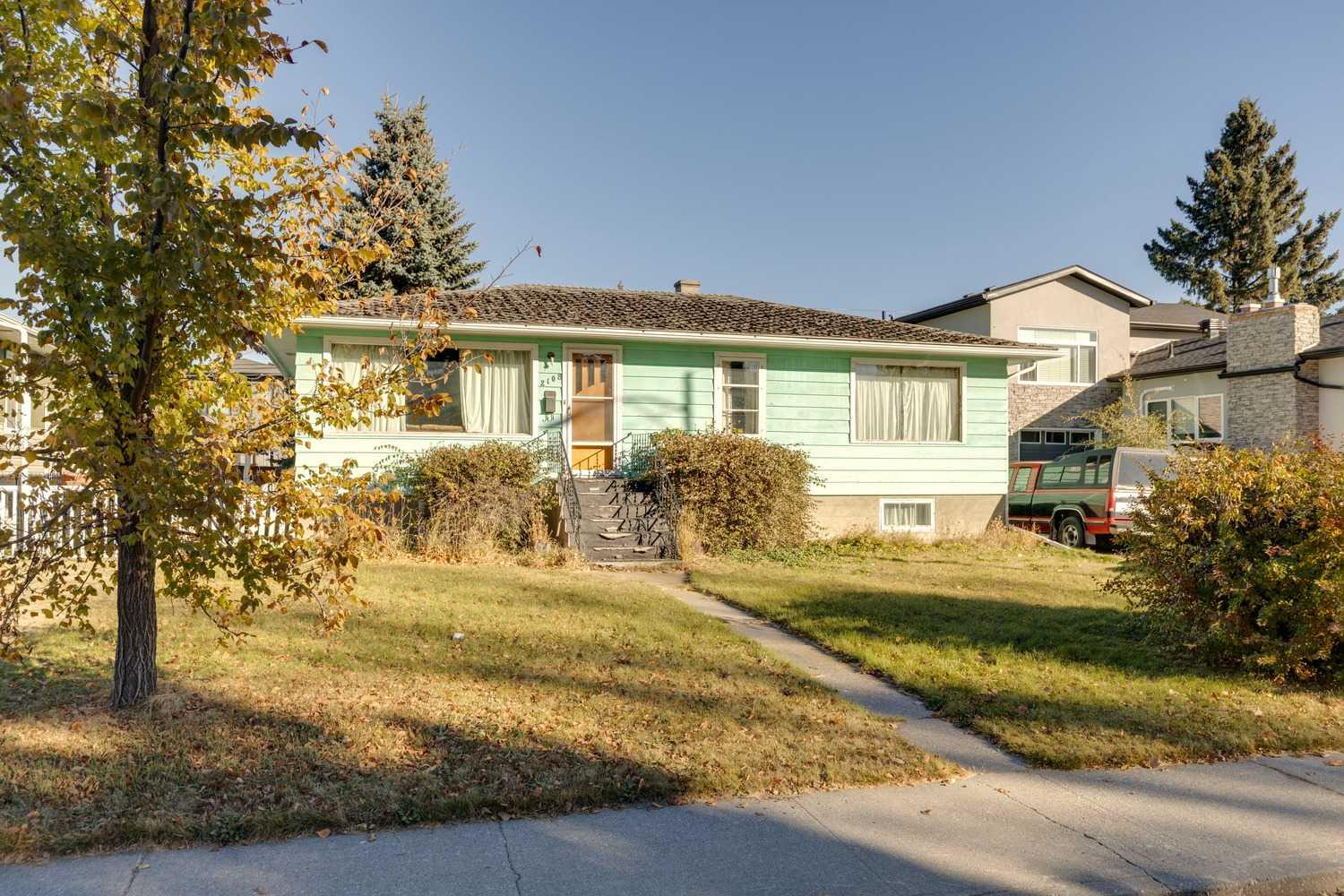 2108 Halifax Cres NW, Calgary, AB T2M 4C7