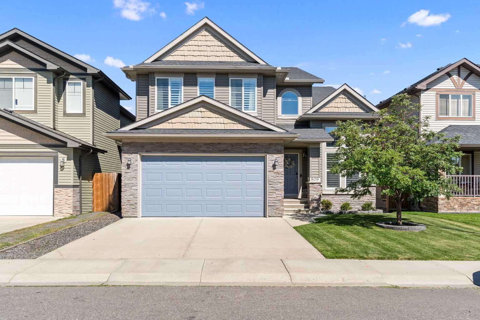 809 Canoe Grn SW, Airdrie, AB T4B 3K6