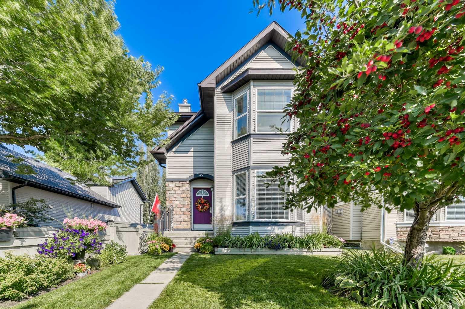 45 Cranberry Sq, Calgary, AB T3M 1J5