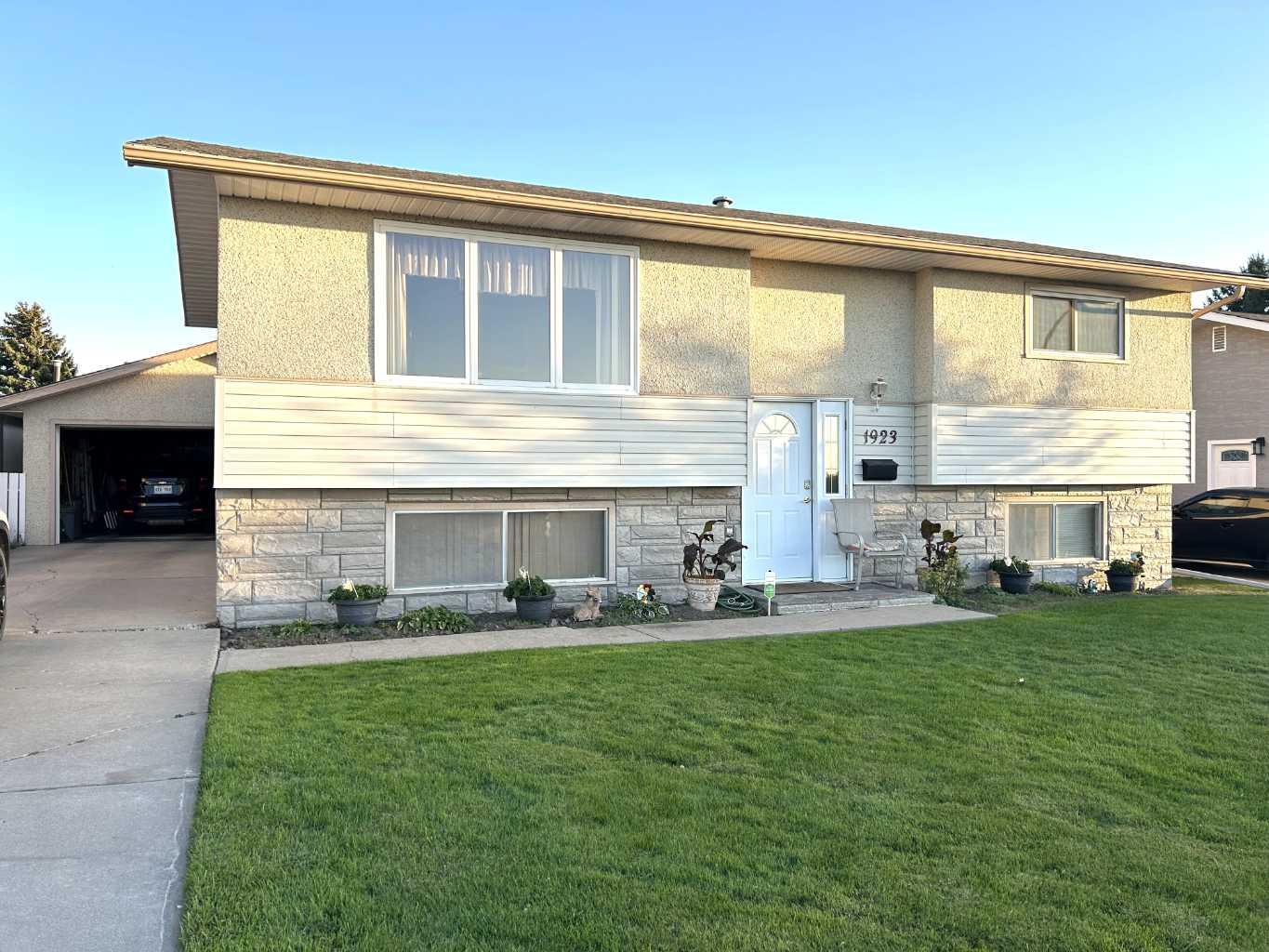 1923 Crestwood Dr SE, Medicine Hat, AB T1A 7J9