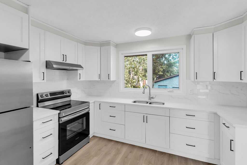 10 Radcliffe Cres SE, Calgary, AB T2Z 5X2