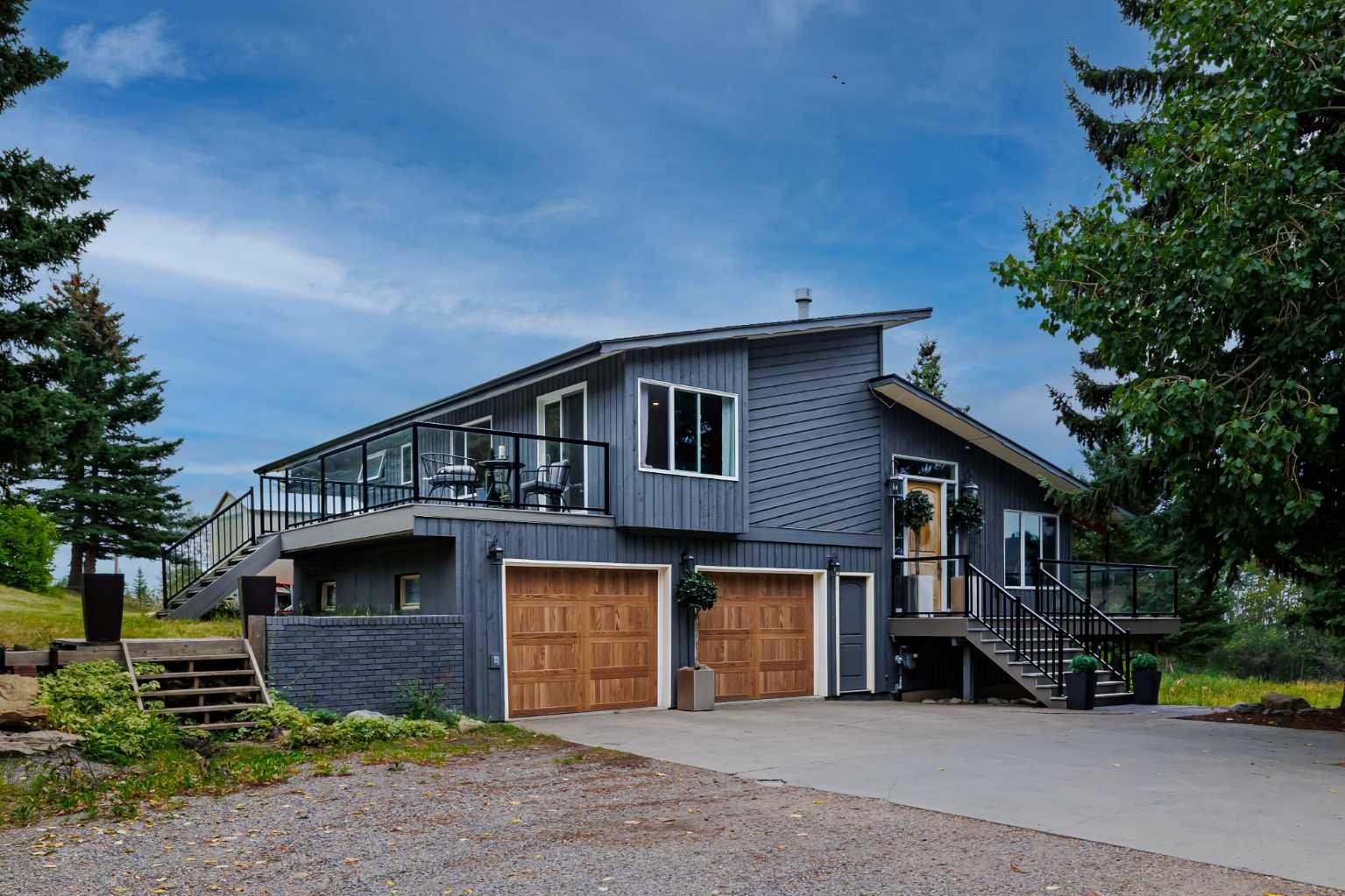 65 Woodland Ln, Calgary, AB T3R 1G4