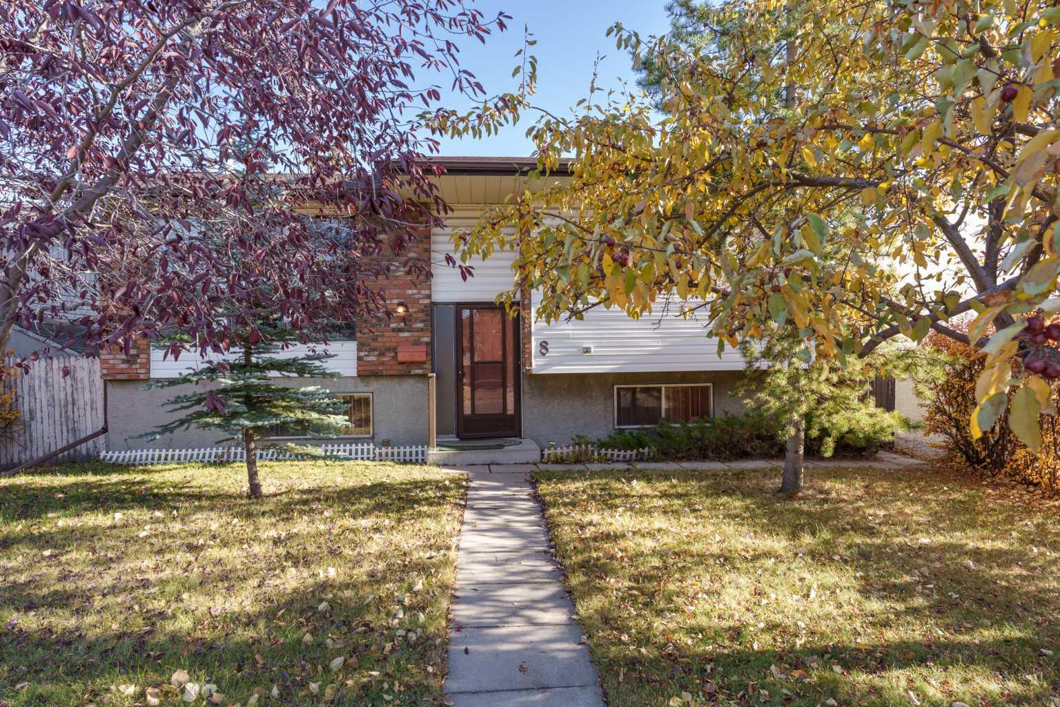 8 Ranchlands Cres NW, Calgary, AB T3G 1N4