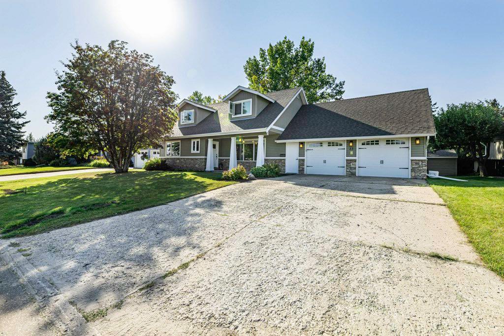 33 Fairway Dr, Lacombe, AB T4L 1R4