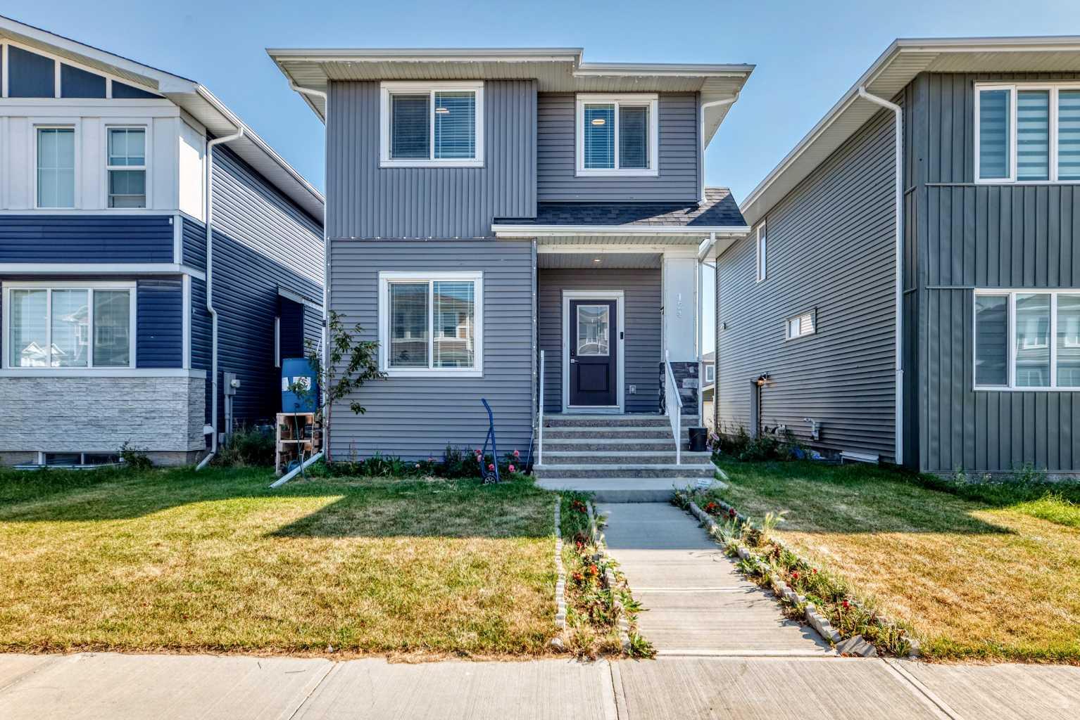 124 Chelsea Gln, Chestermere, AB T1X 2P4
