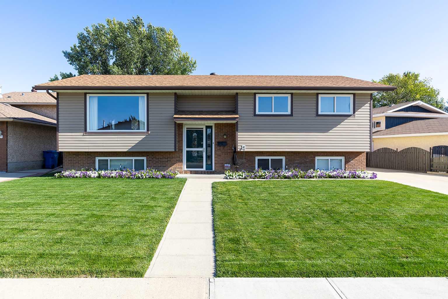 3 Ross Heights Grn SE, Medicine Hat, AB T1B 2E4