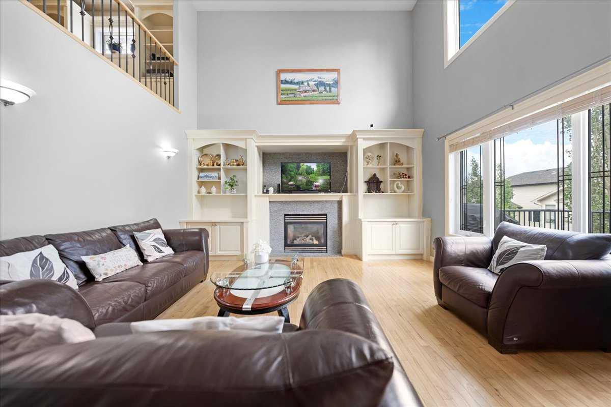 107 Royal Ridge Rise NW, Calgary, AB T3G 5M1