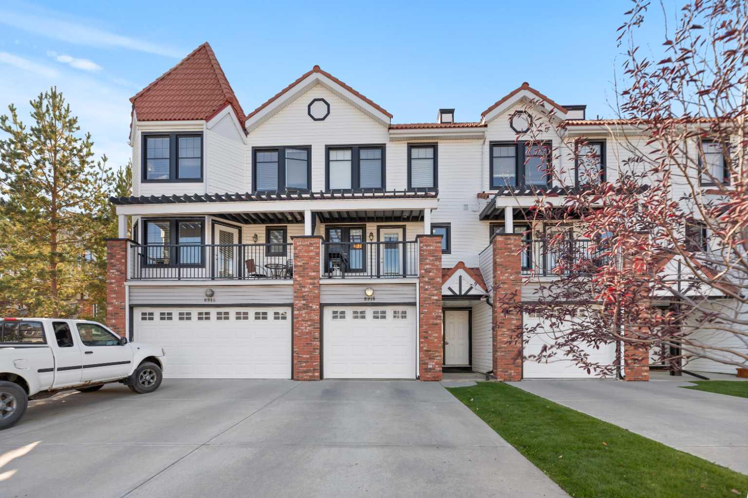 8918 Royal Oak Way NW, Calgary, AB T3G 6B4