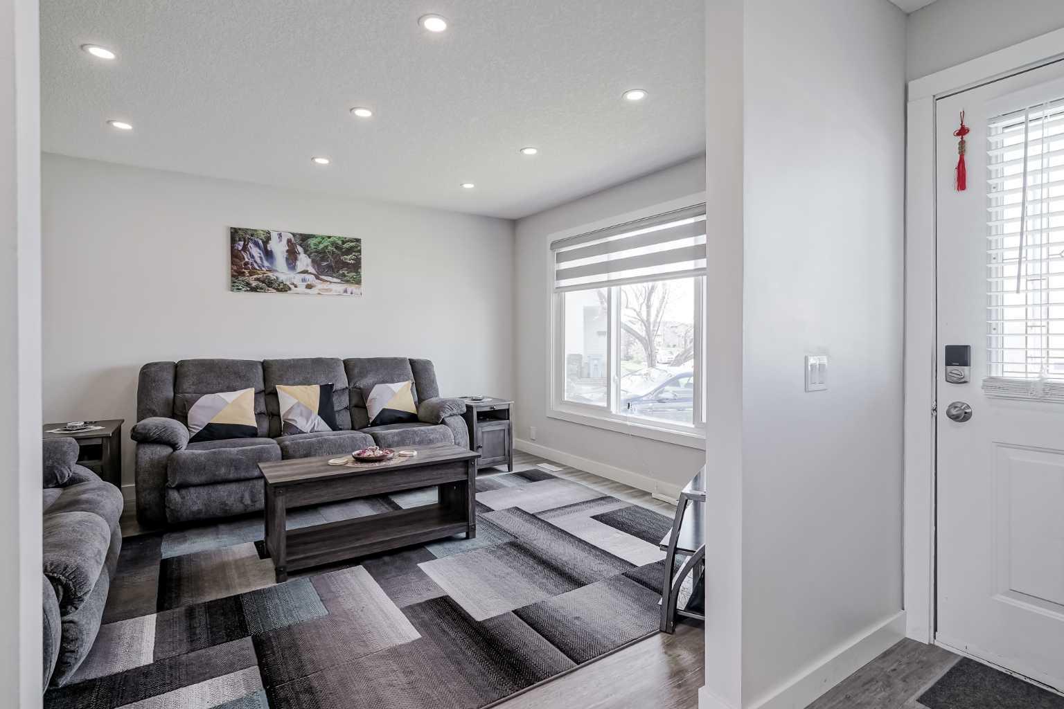 83 Aberdare Rd NE, Calgary, AB T2A 6V8