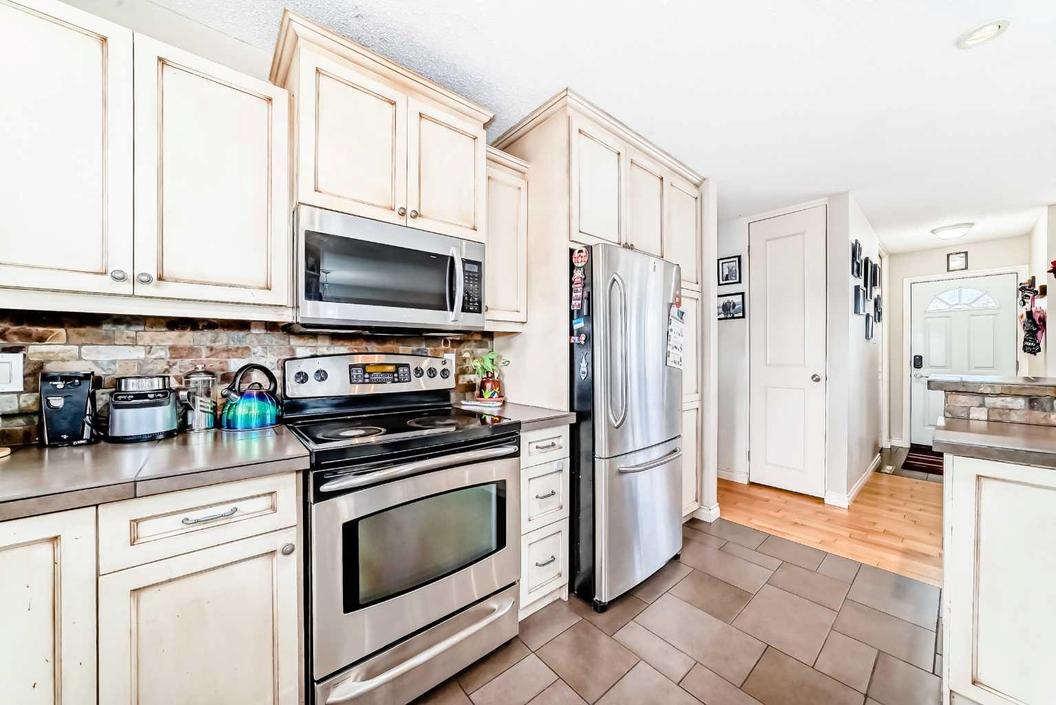 53 Wakefield Dr SW, Calgary, AB T3C 2W8