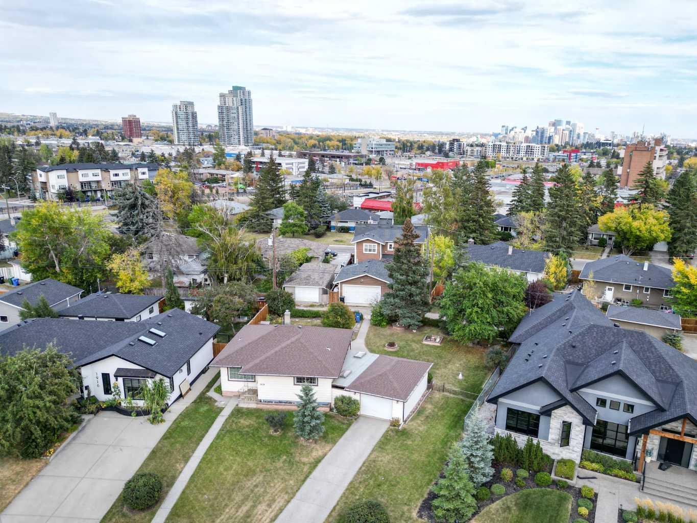 1920 Kelwood Dr SW, Calgary, AB T3E 3Z3
