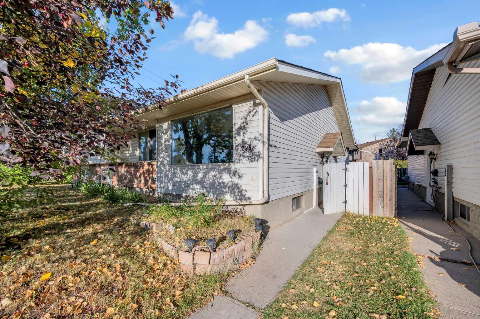 325 Woodvale Cres SW, Calgary, AB T3W 3L3
