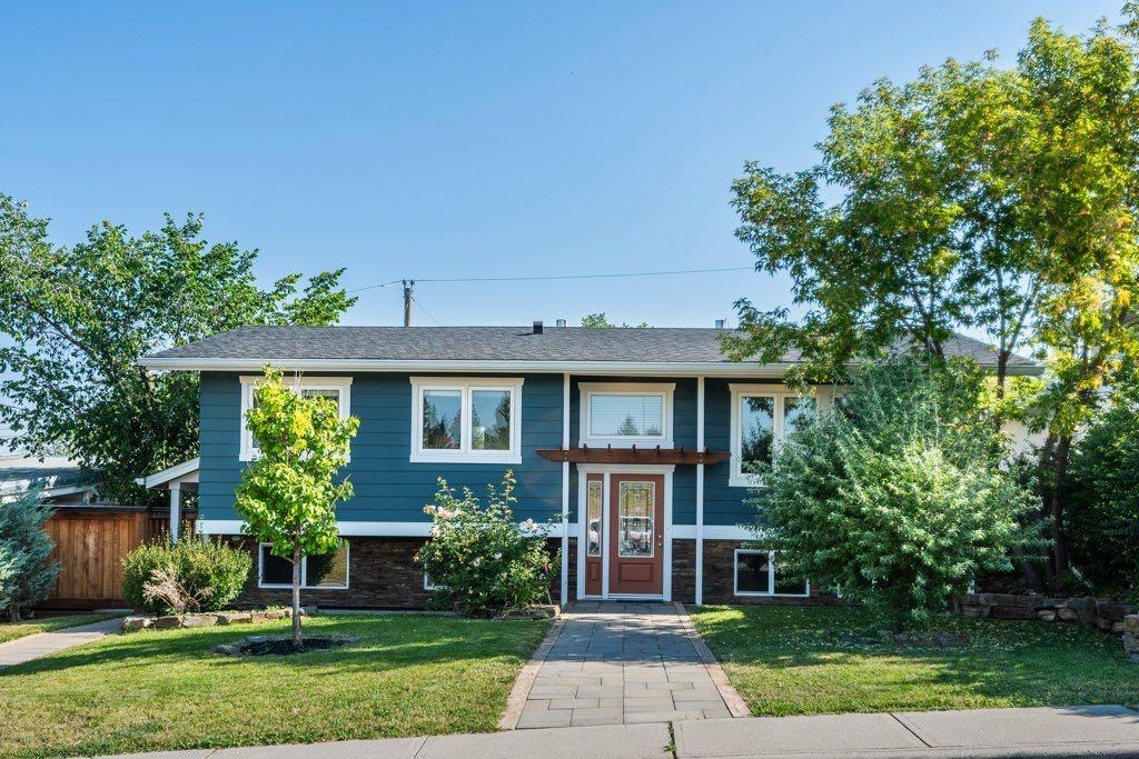 112 Selkirk Dr SW, Calgary, AB T2W 0M4