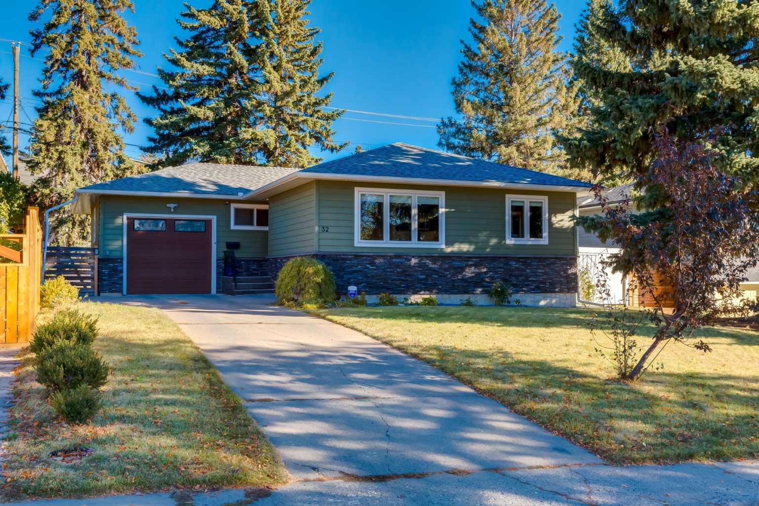 32 Calandar Rd NW, Calgary, AB T2L 0P6