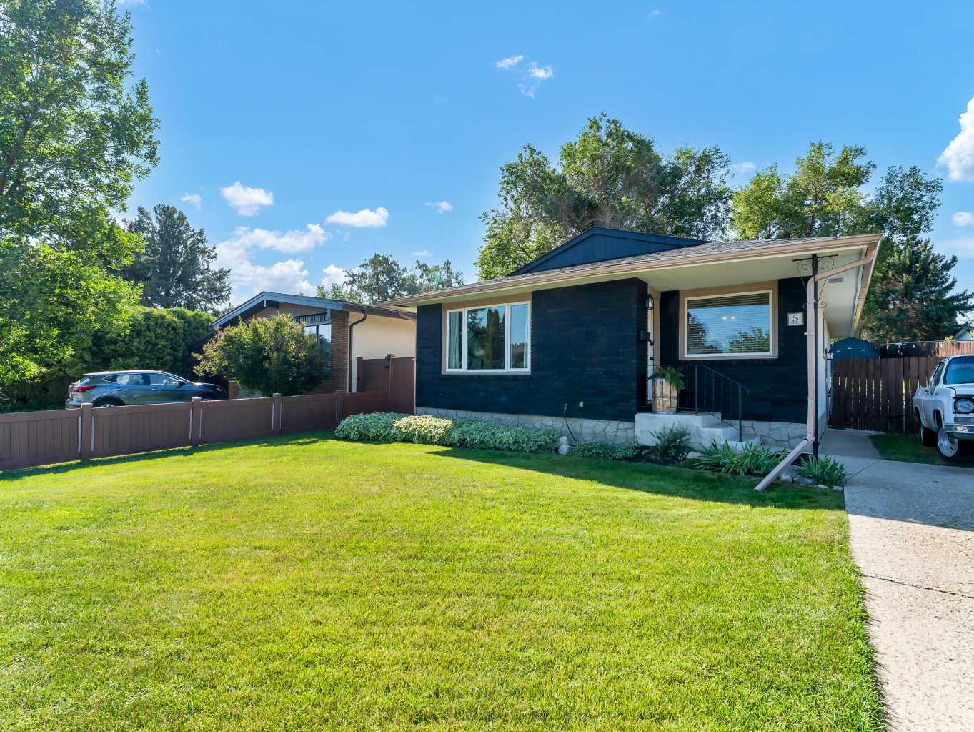 5 Noble Ct SW, Medicine Hat, AB T1A 4A2