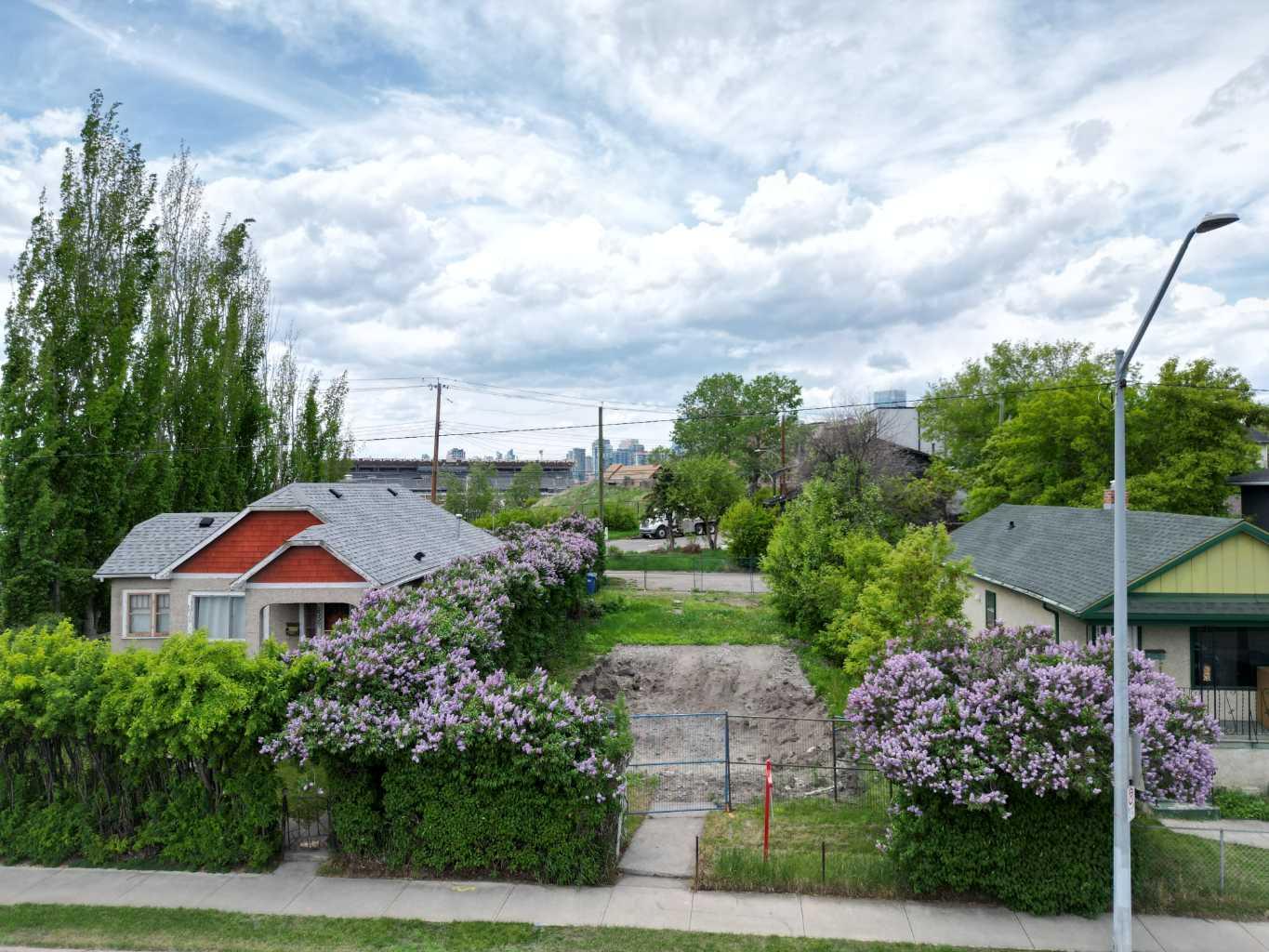 2335 Spiller Rd SE, Calgary, AB T2G 4H1