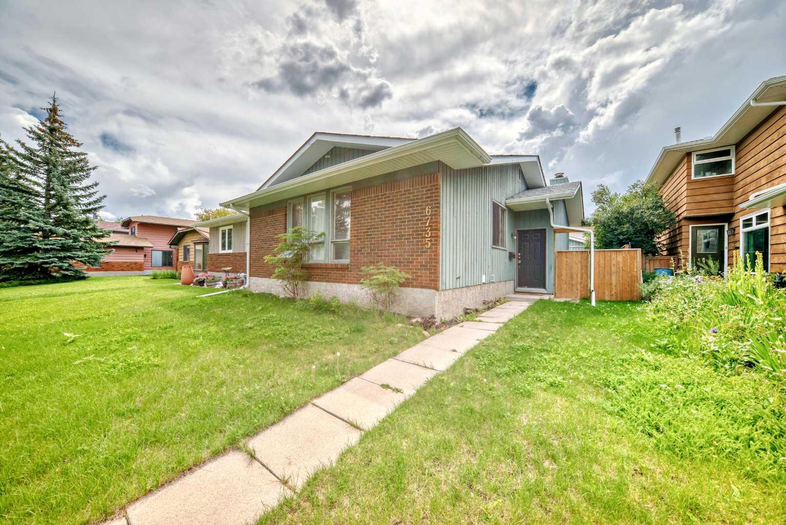 6735 Coach Hill Rd SW, Calgary, AB T3H 1B7