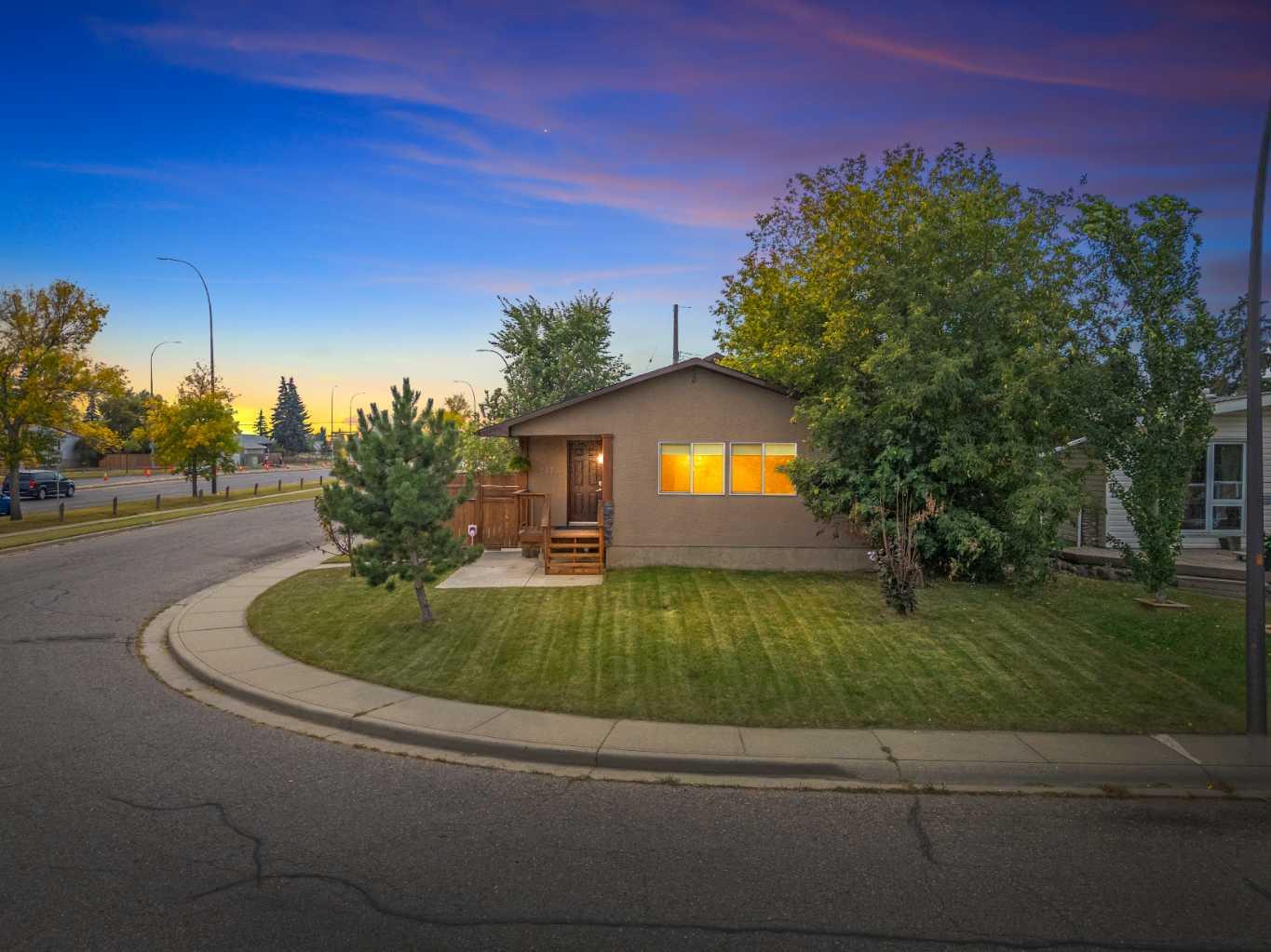 247 Dover Ridge Close SE, Calgary, AB T2B 2C5
