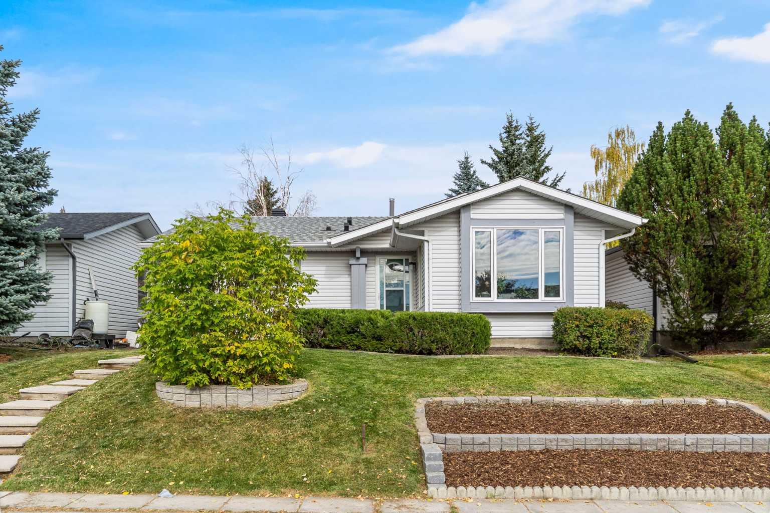 92 Woodford Dr SW, Calgary, AB T2W 4C3