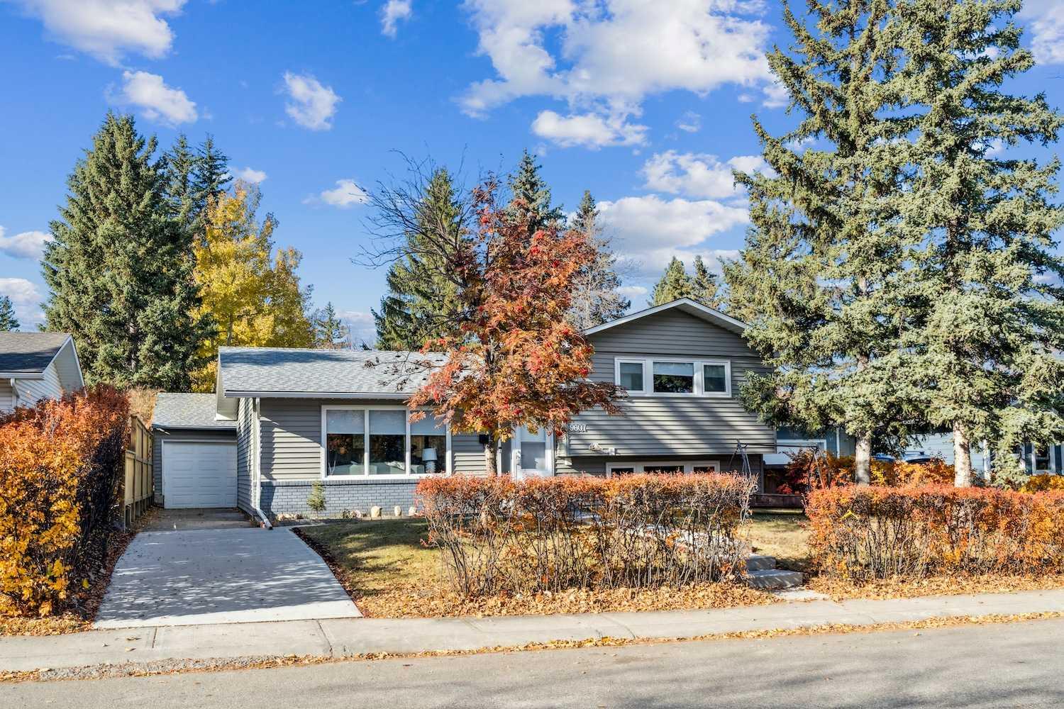 9607 Oakhill Dr SW, Calgary, AB T2V 3W4