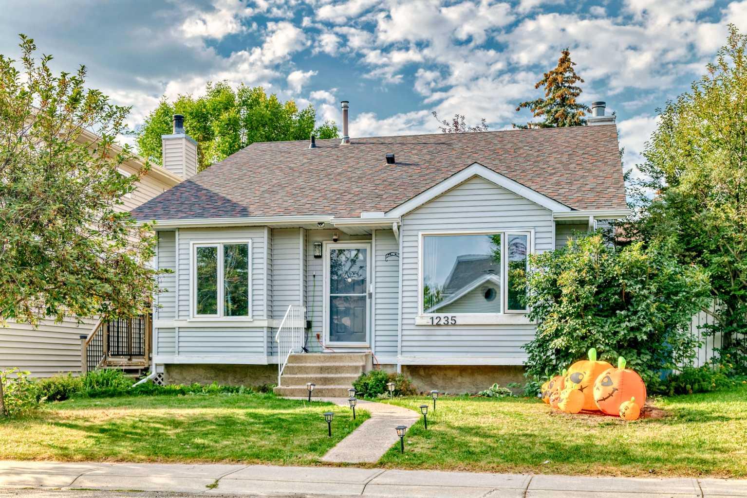 1235 Sandpiper Rd NW, Calgary, AB T3K 3E1