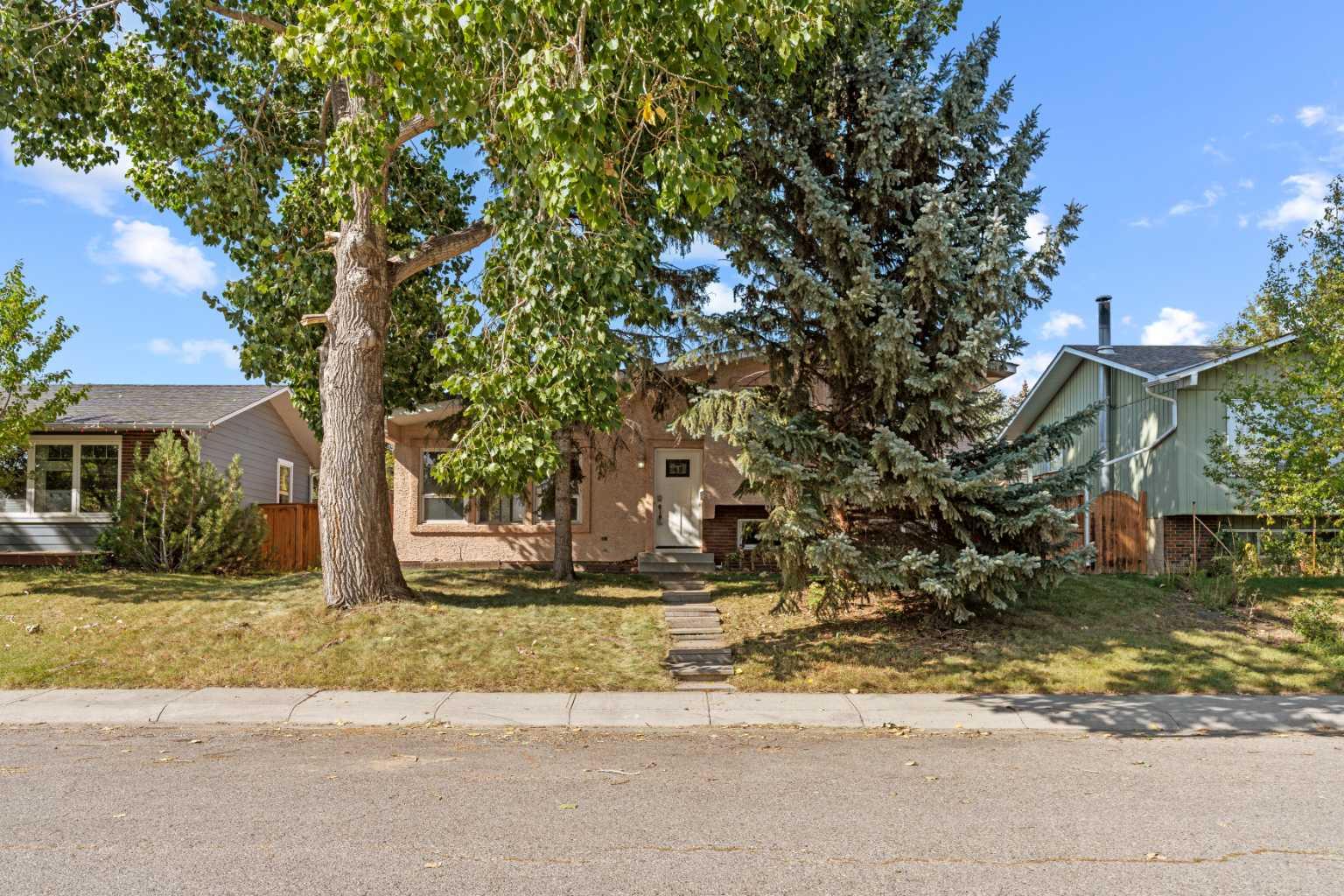 212 Queen Anne Rd SE, Calgary, AB T2J 4S7