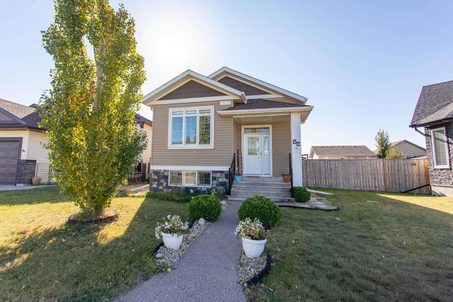 44 Mackenzie Cres, Lacombe, AB T4L 0B3
