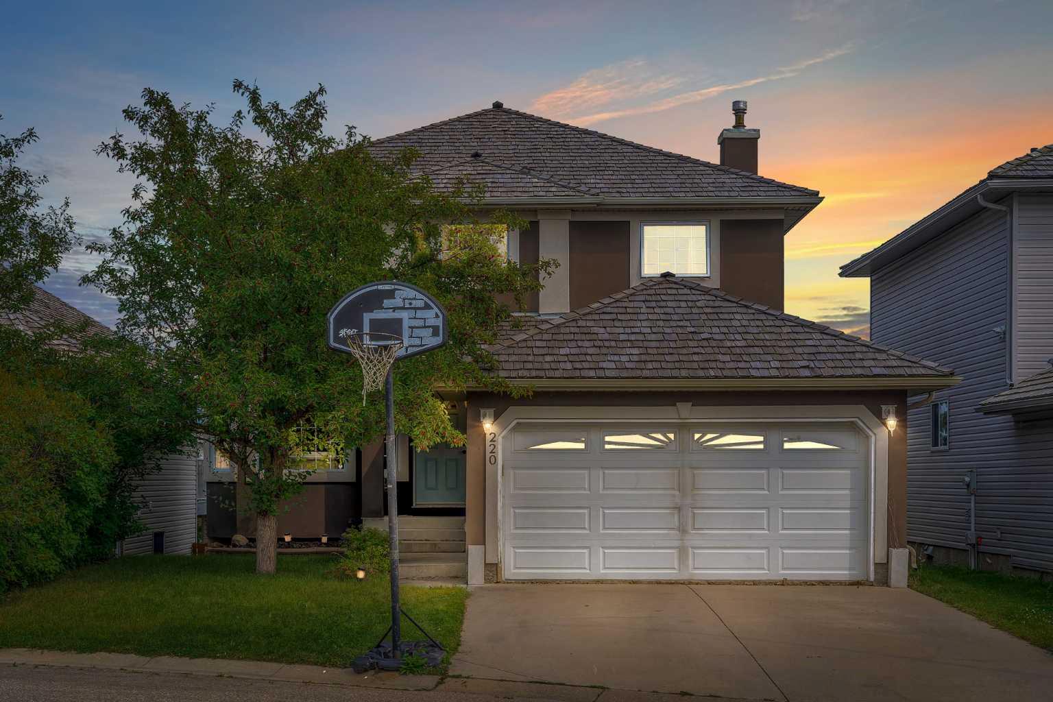 220 Edgeridge Gdns NW, Calgary, AB T3A 5Z1