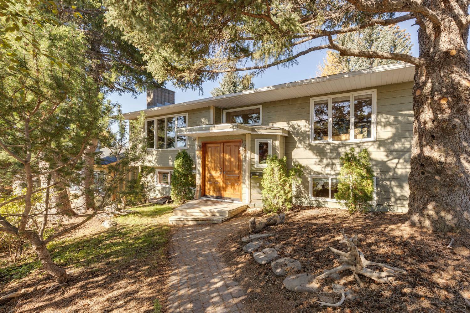 2712 Crawford Rd NW, Calgary, AB T2L 1E1