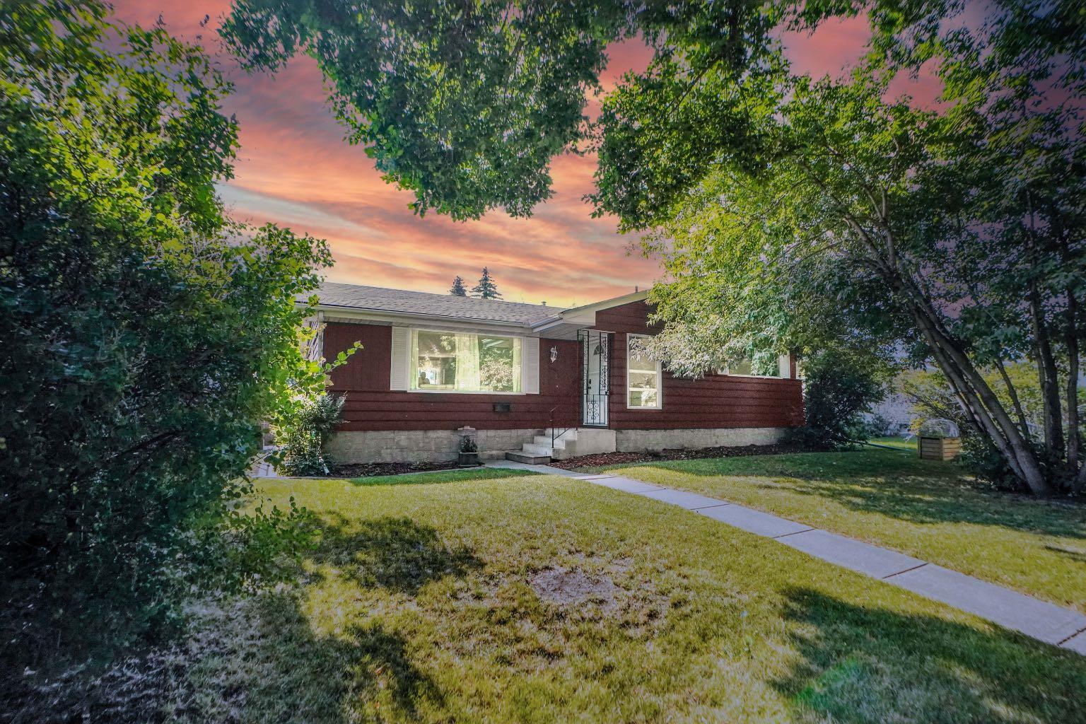 1447 Northmount Dr NW, Calgary, AB T2L 0G7