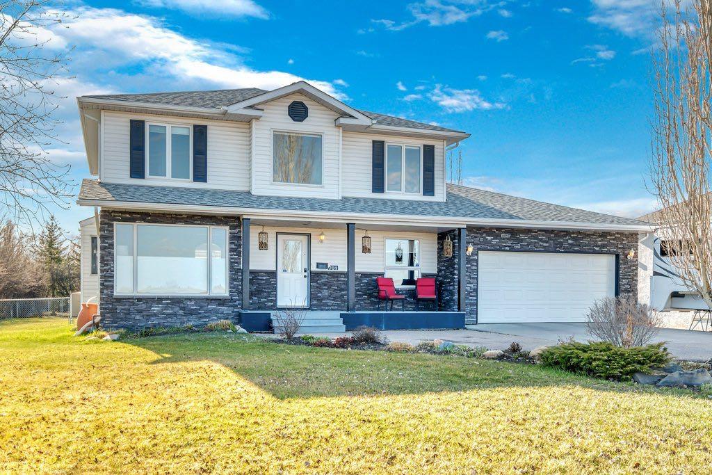701 E Lakeview Rd, Chestermere, AB T1X 1A9
