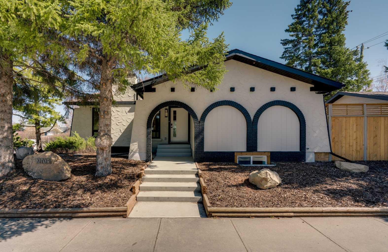 10704 Oakfield Dr SW, Calgary, AB T2W 2C9