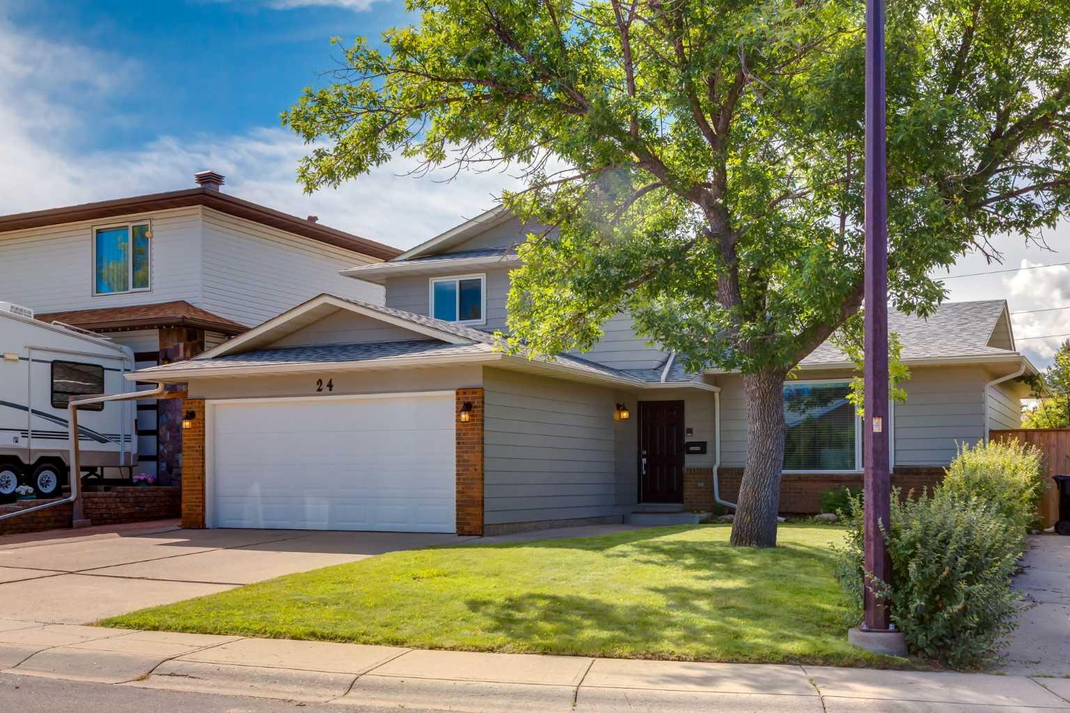24 Berkley Pl NW, Calgary, AB T3K 1A7
