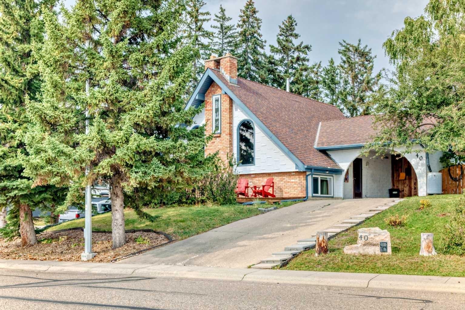 40 Mountain St W, Okotoks, AB T1S 1G7