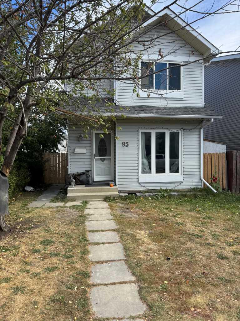 95 Castlegreen Close, Calgary, AB T3J 1Y6