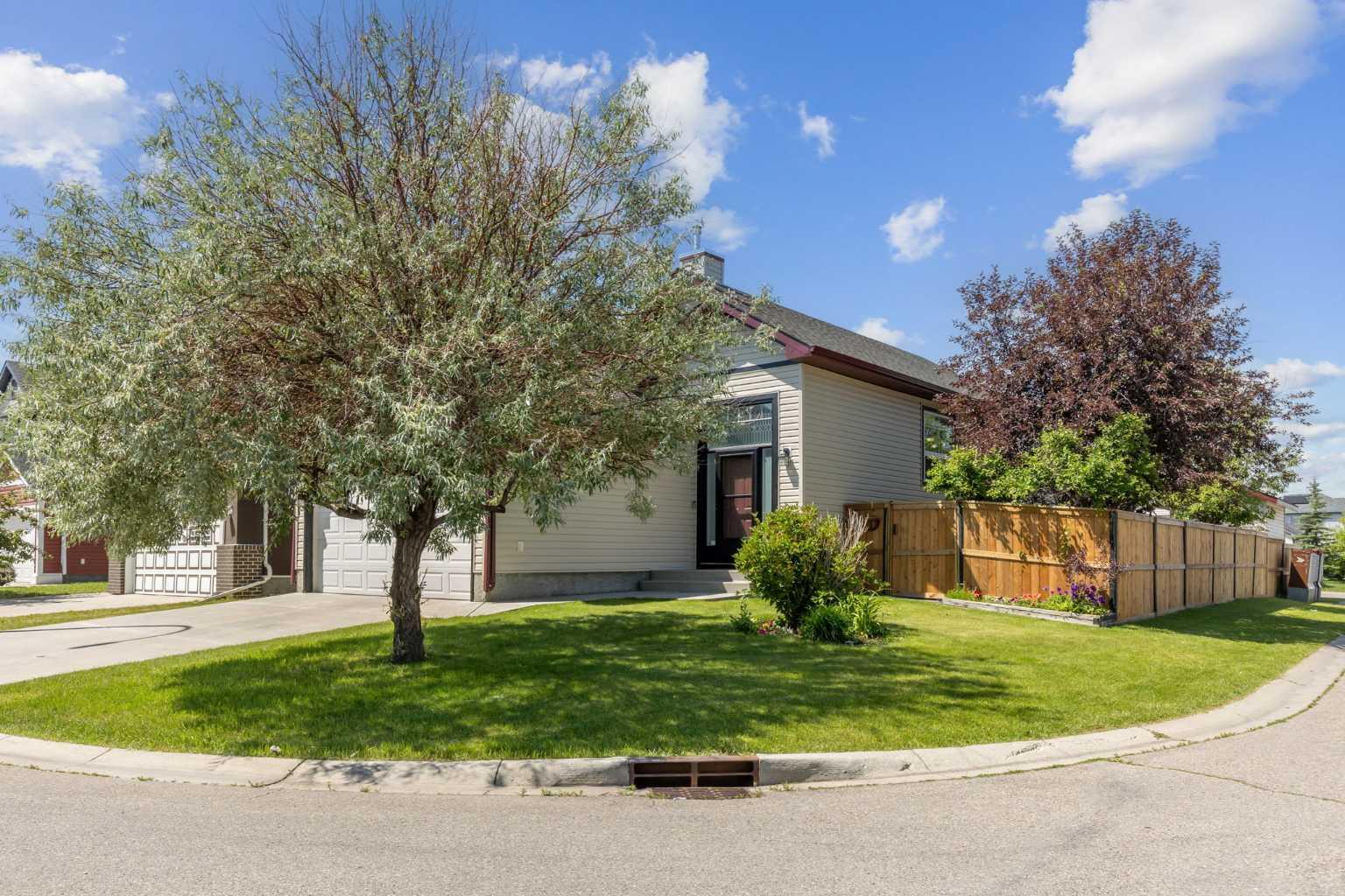 4 Marthas Meadow Pl NE, Calgary, AB T3J 4H6