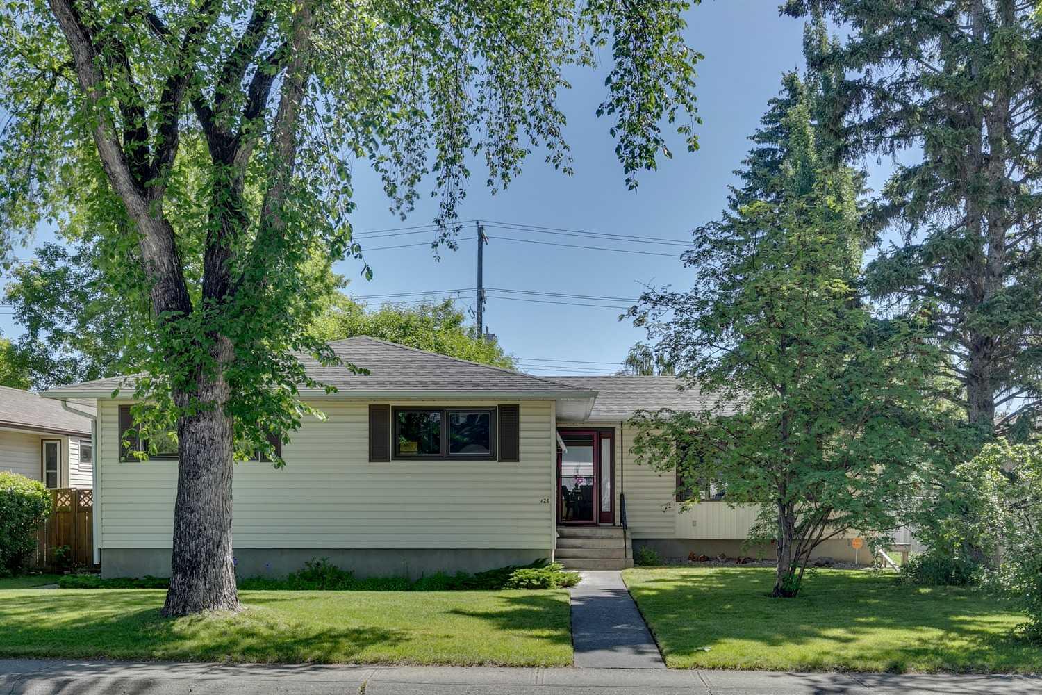 126 Westwood Dr SW, Calgary, AB T3C 2V7