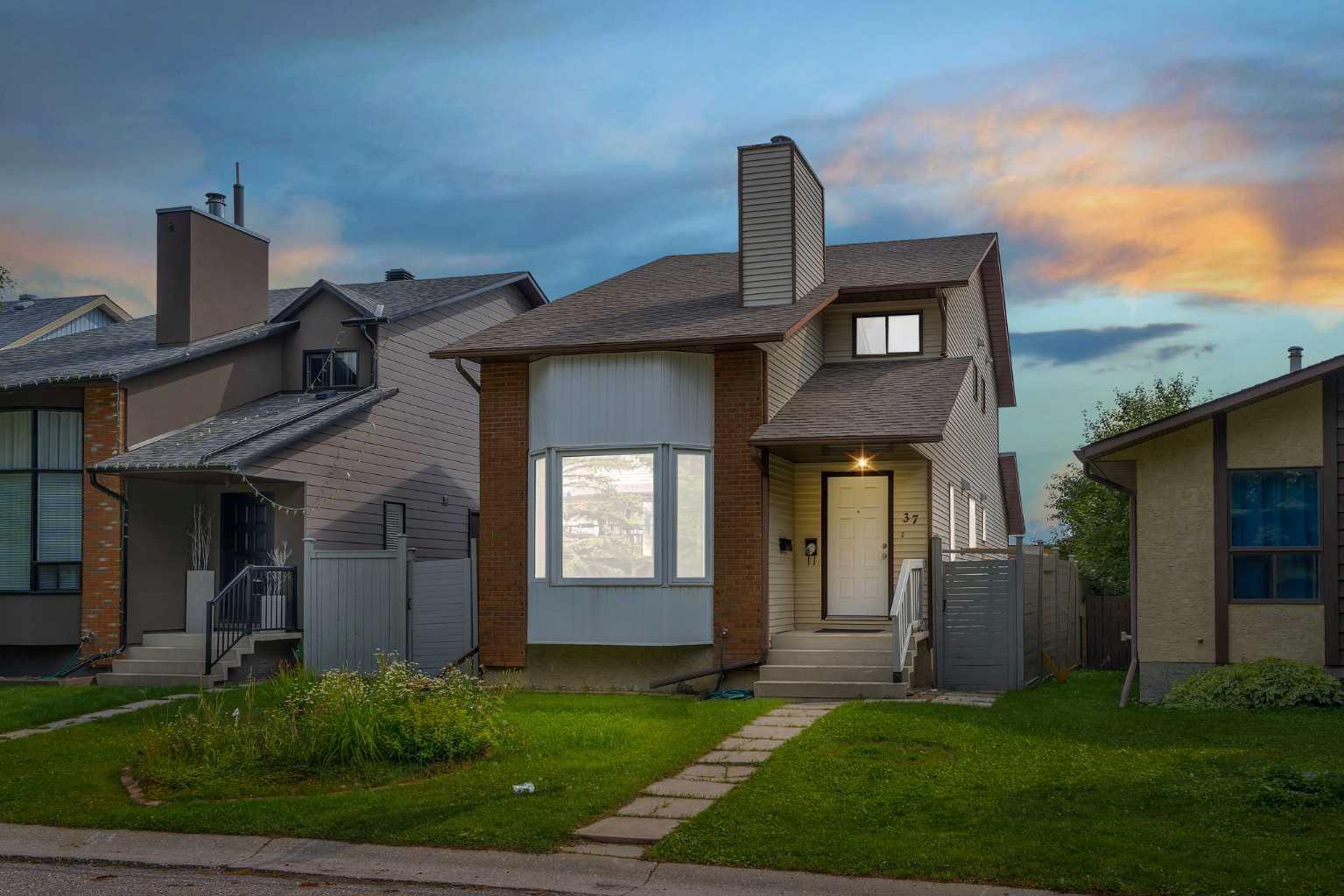 37 Edgeford Way NW, Calgary, AB T3A 2S9