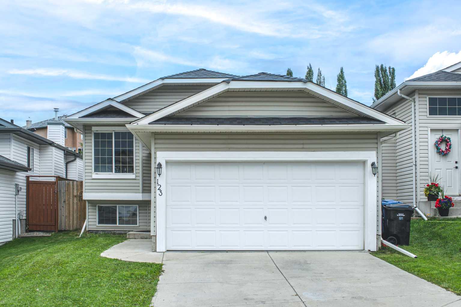 123 Royal Birch Mnr NW, Calgary, AB T3G 5J9