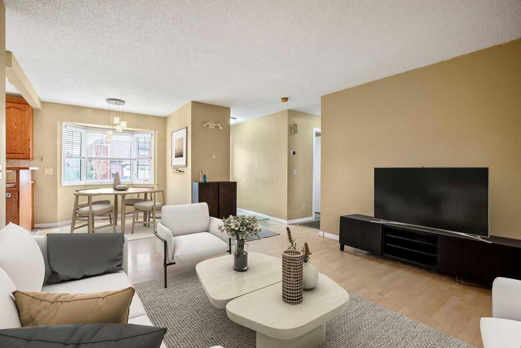 31 Castleglen Cres NE, Calgary, AB T3J 1N2