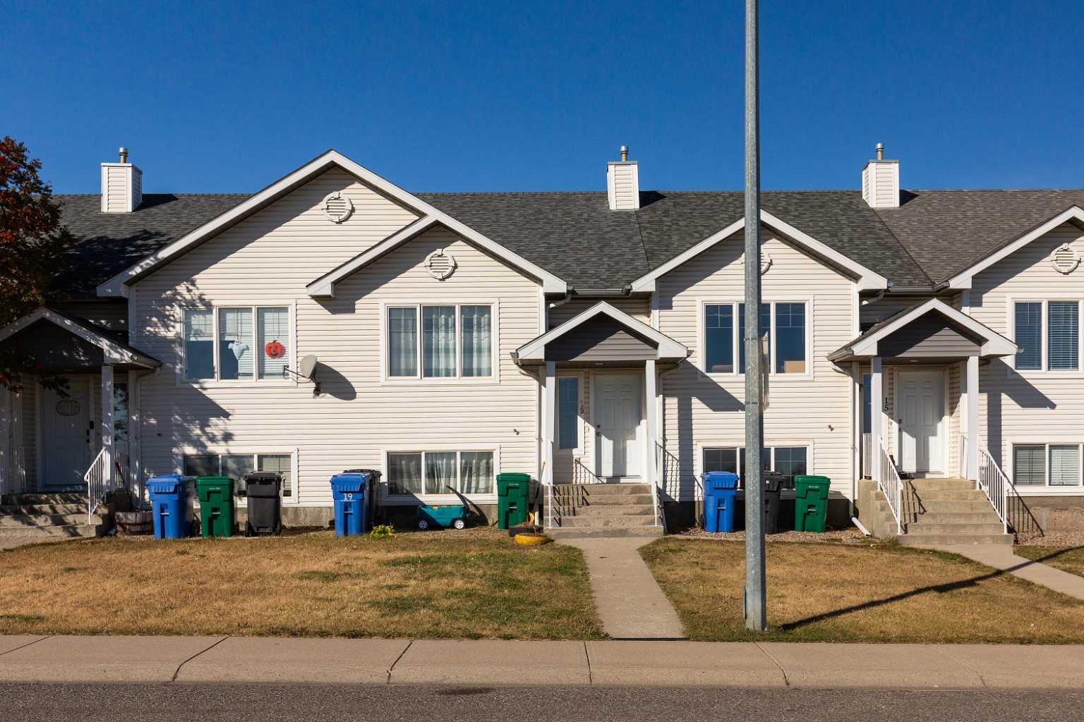 19 Blackfoot Blvd W, Lethbridge, AB T1K 7N7