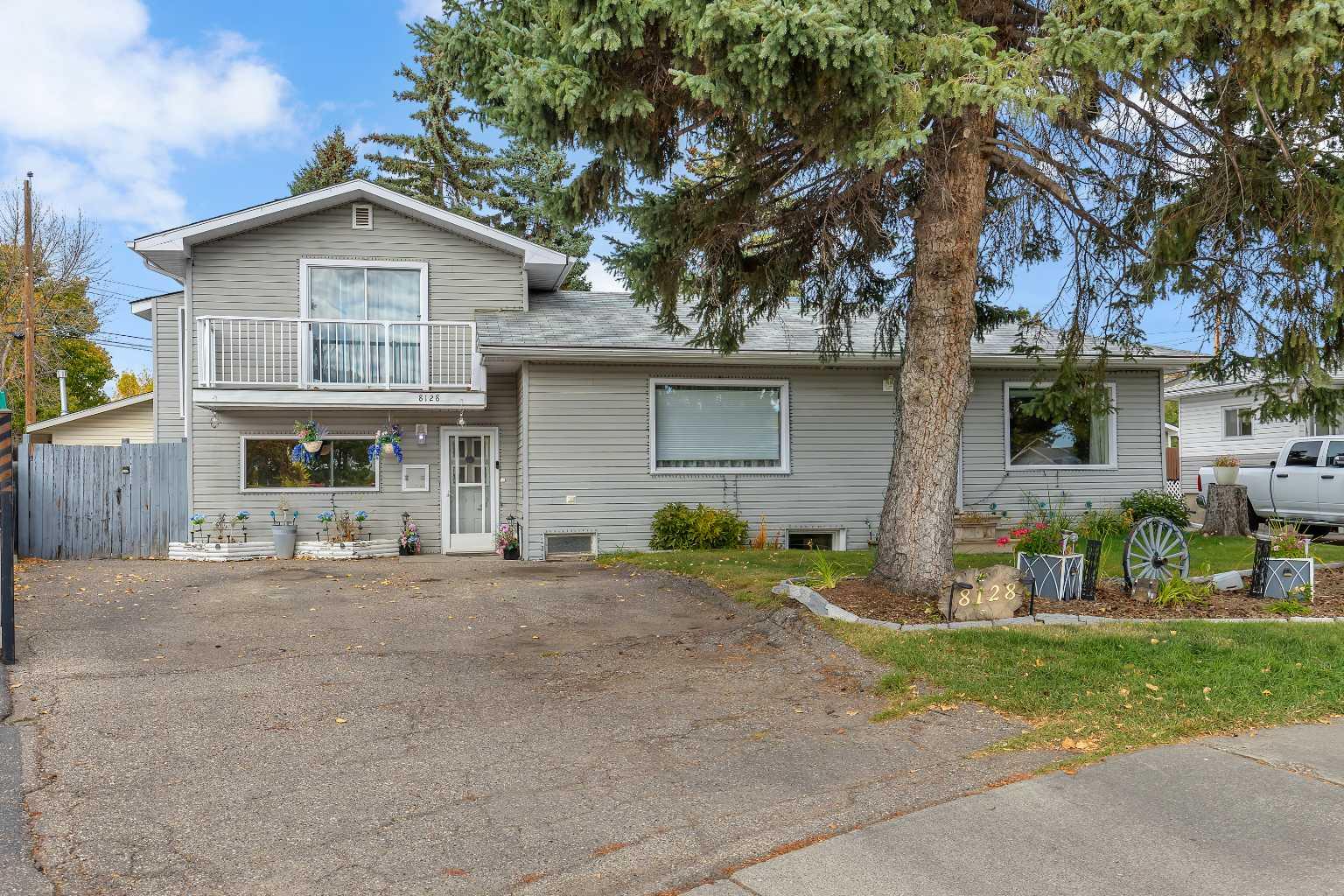 8128 Bowglen Cres NW, Calgary, AB T3B 2T5
