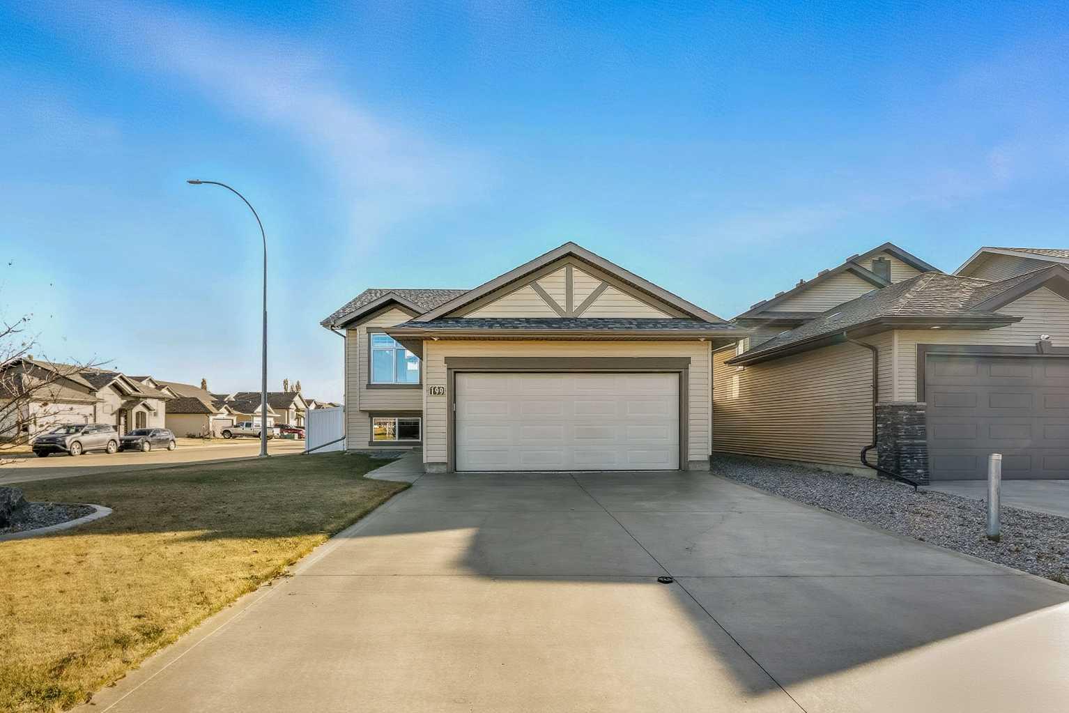 199 Robinson Ave, Penhold, AB T0M 1R0