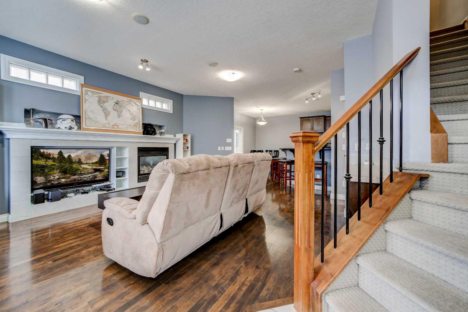 221 17 Avenue Northeast #2, Calgary, AB T2E 1L9