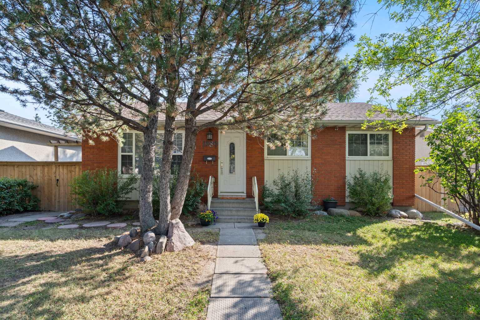 1989 Cottonwood Cres SE, Calgary, AB T2B 1P8